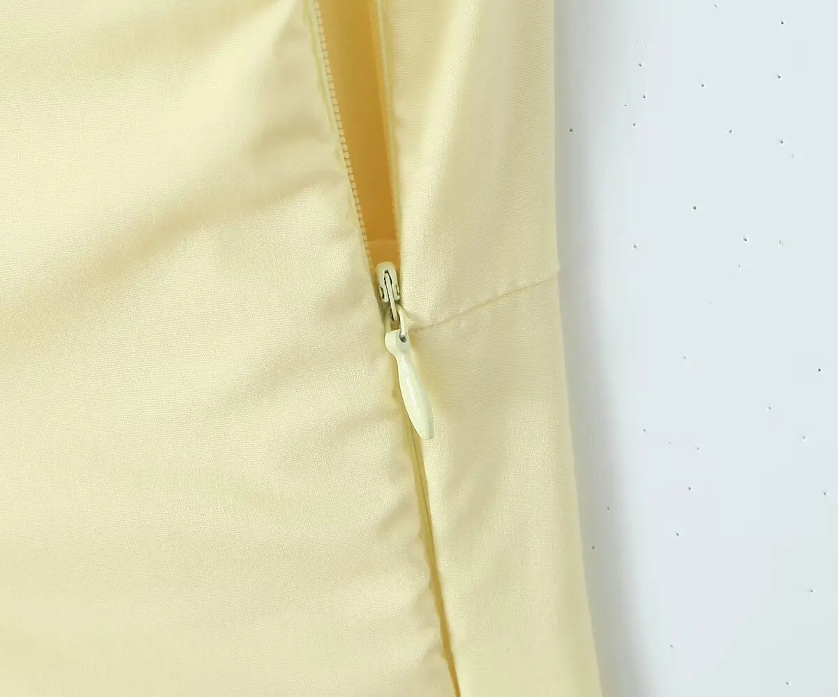 allvariant::Close-up of a beige jacket with a zipper on a white background