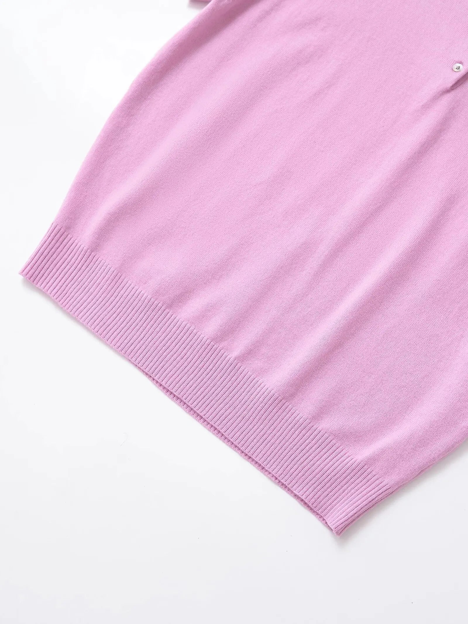 pink::Close-up of a pink knitted fabric on a white background